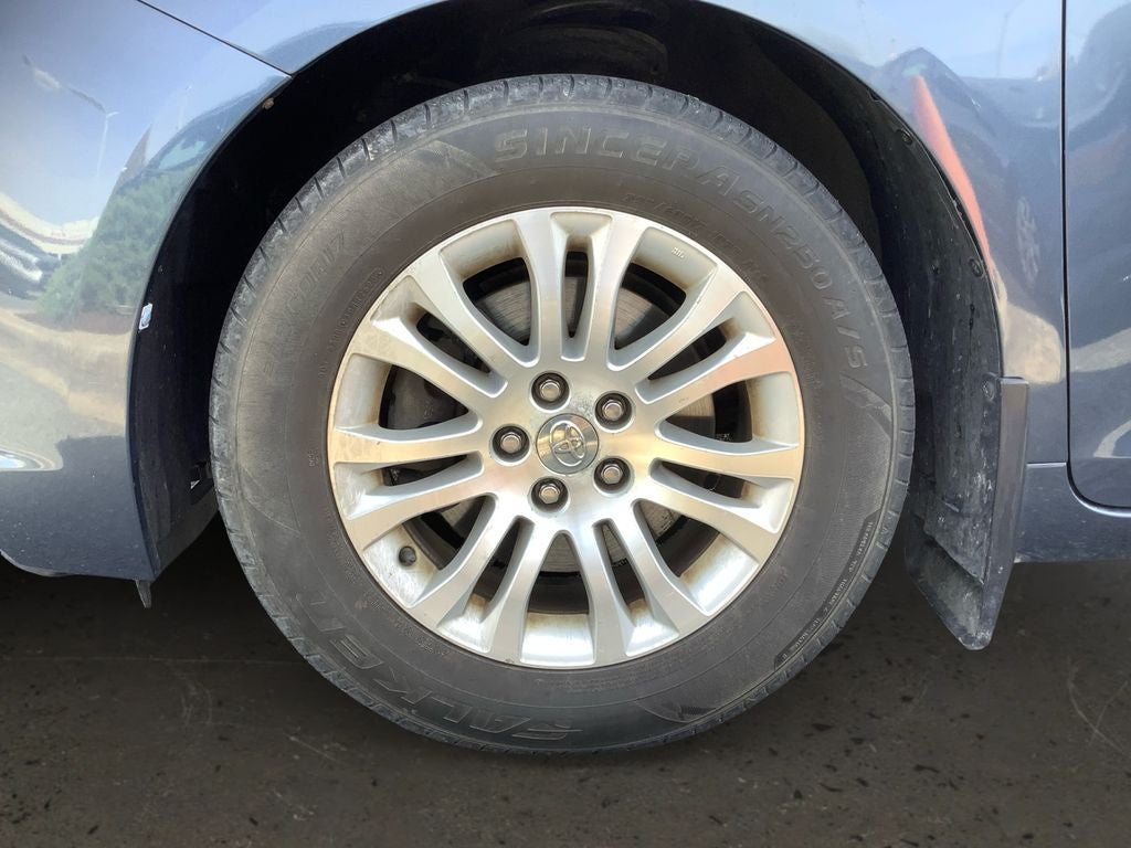 2013 Toyota Sienna XLE 8 Passenger